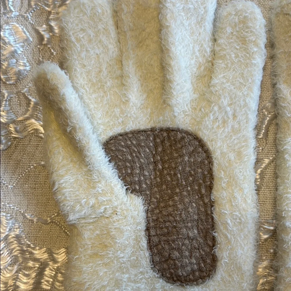 Isotoner Cream & Brown Fuzzy Women’s Gloves; Incredibly Soft & Warm!Barely Worn! - Picture 7 of 8